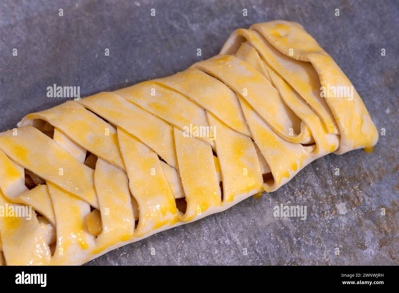 Hausgemachte Obstkuchen. Roher Teig, köstlicher getrockneter Obstkuchen in Scheiben geschnitten. Konzeptkuchen köstlich Stockfoto