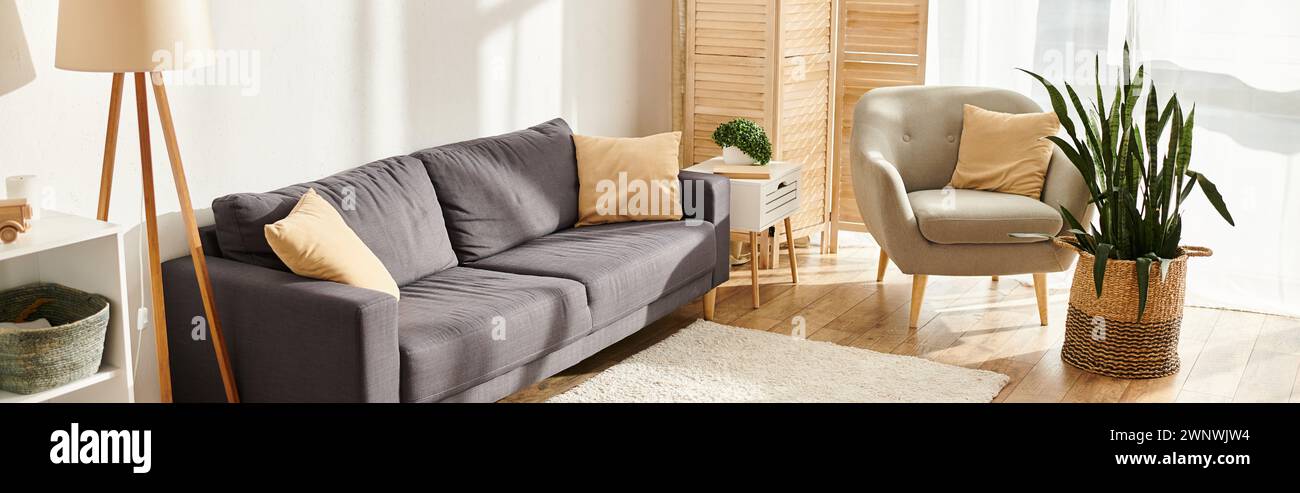 Objektfoto eines modernen, gut eingerichteten Wohnzimmers mit großem Sofa und Stuhl in Pastellfarben, Banner Stockfoto
