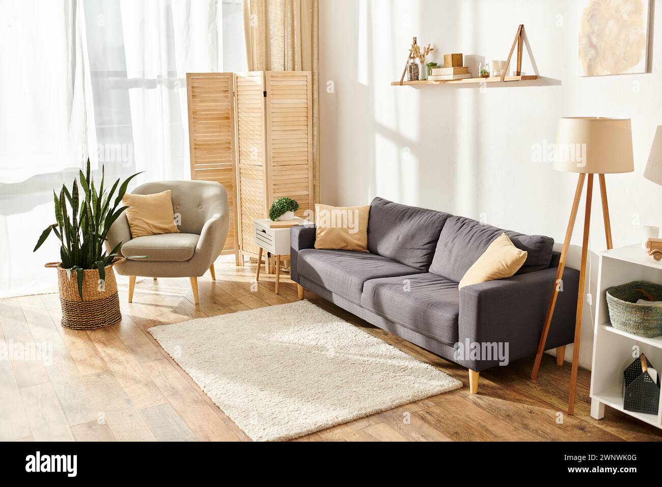 Objektfoto eines modernen, gut eingerichteten Wohnzimmers mit Sofa und Sessel in Pastelltönen Stockfoto