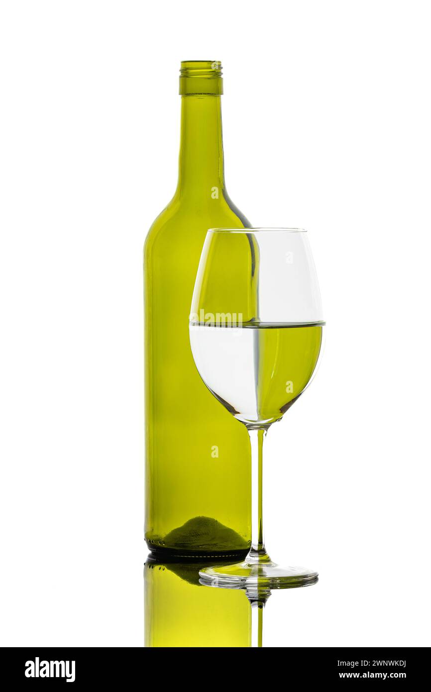 Eine blaue Flasche mit einem Weinglas Stockfoto