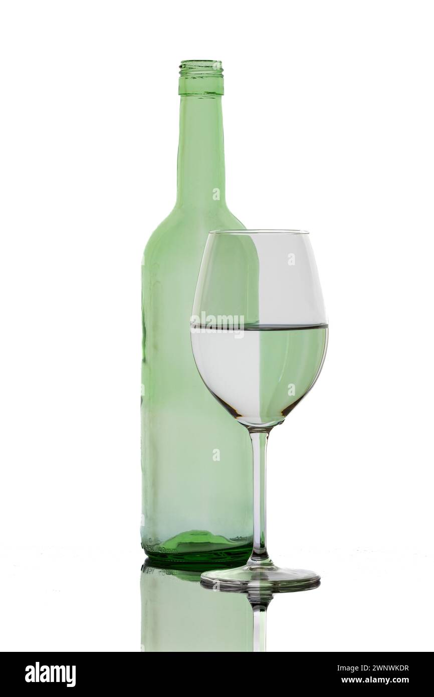 Eine blaue Flasche mit einem Weinglas Stockfoto