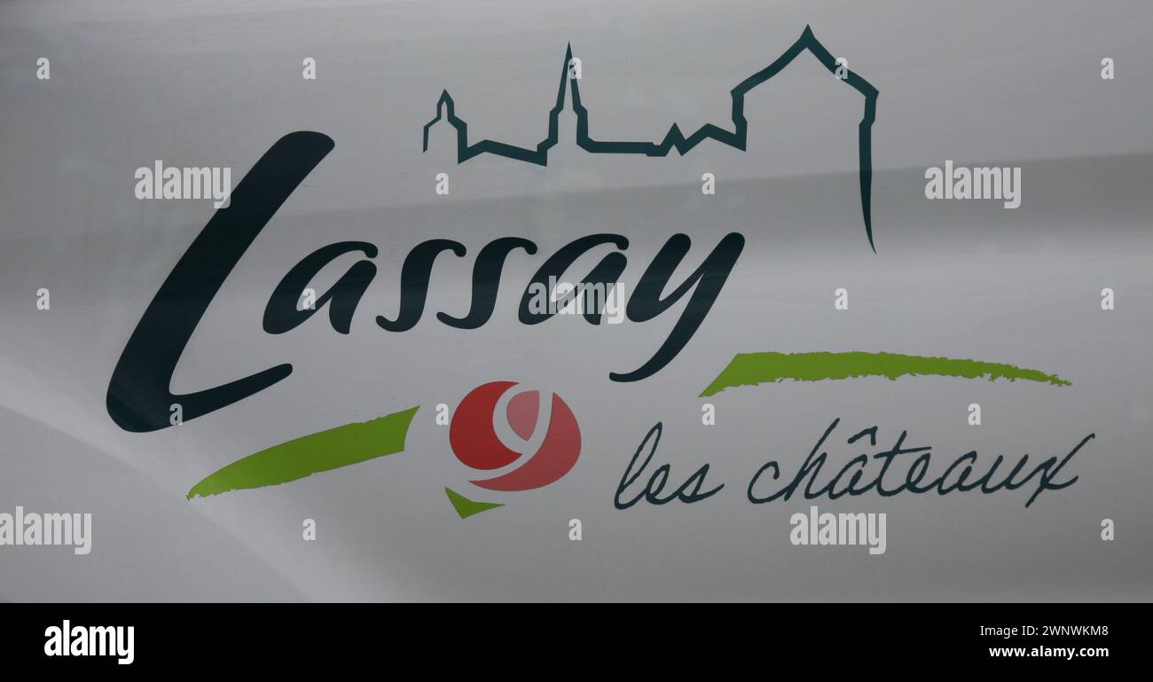 Eine Nahaufnahme eines Lackdesigns an der Seite eines französischen Lastwagens, das die Stadt Lassay les Chateaux in der Normandie, Frankreich, Europa, anprangert Stockfoto