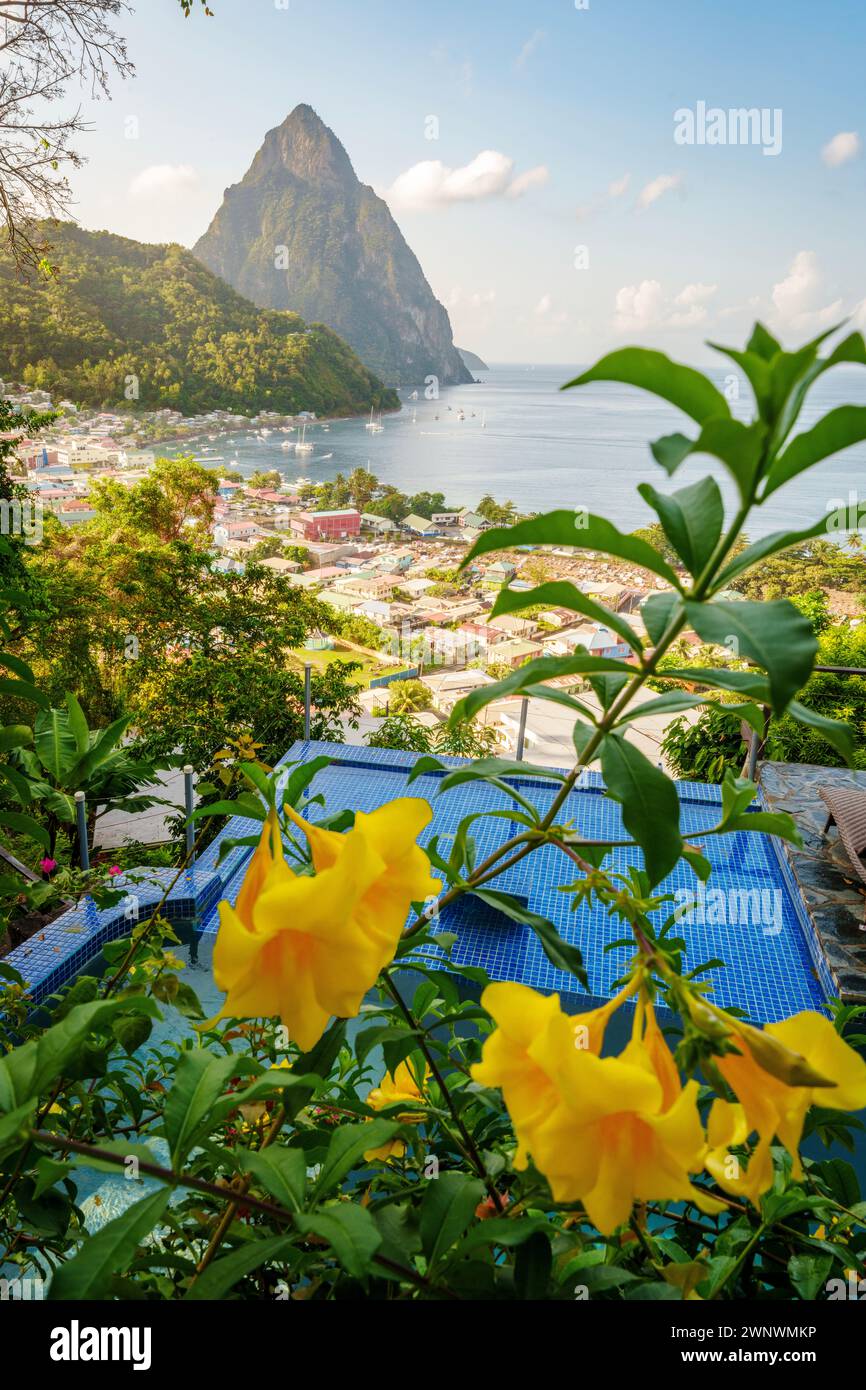 Piton Mountain Bietet Ausblicke Auf Soufriere, Saint Lucia, Westindien Und Die Östliche Karibik Stockfoto