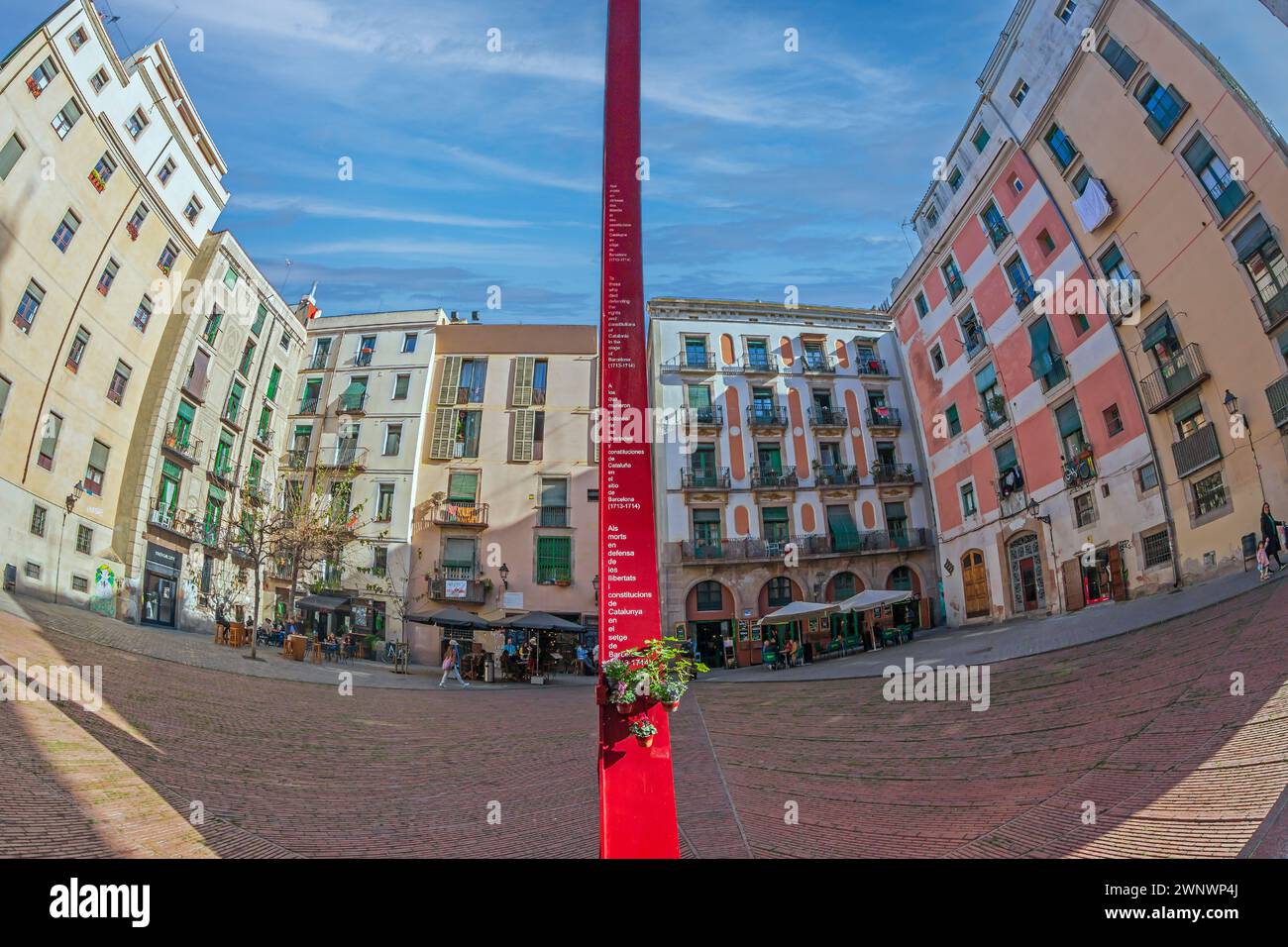 BARCELONA, SPANIEN - FEB. 27, 2022: Plaza Fossar de les Moreres, ein Gedenkplatz mit einem Denkmal, einer Flamme und dem Gedicht von Frederic Soler, in Stockfoto