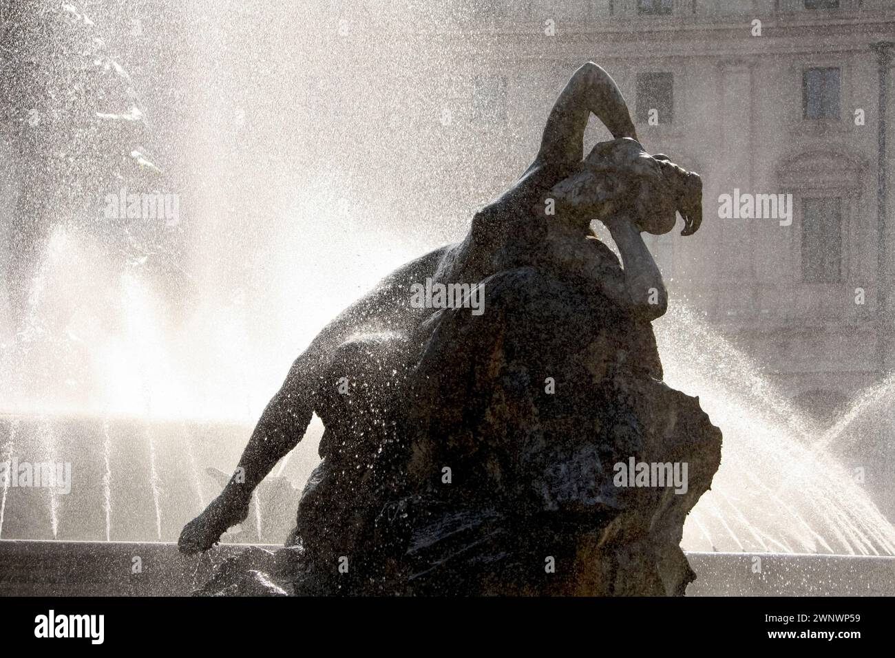 Majestätische Außenskulptur umgeben von nebligem Wasserspray in einer ätherischen Umgebung. Stockfoto