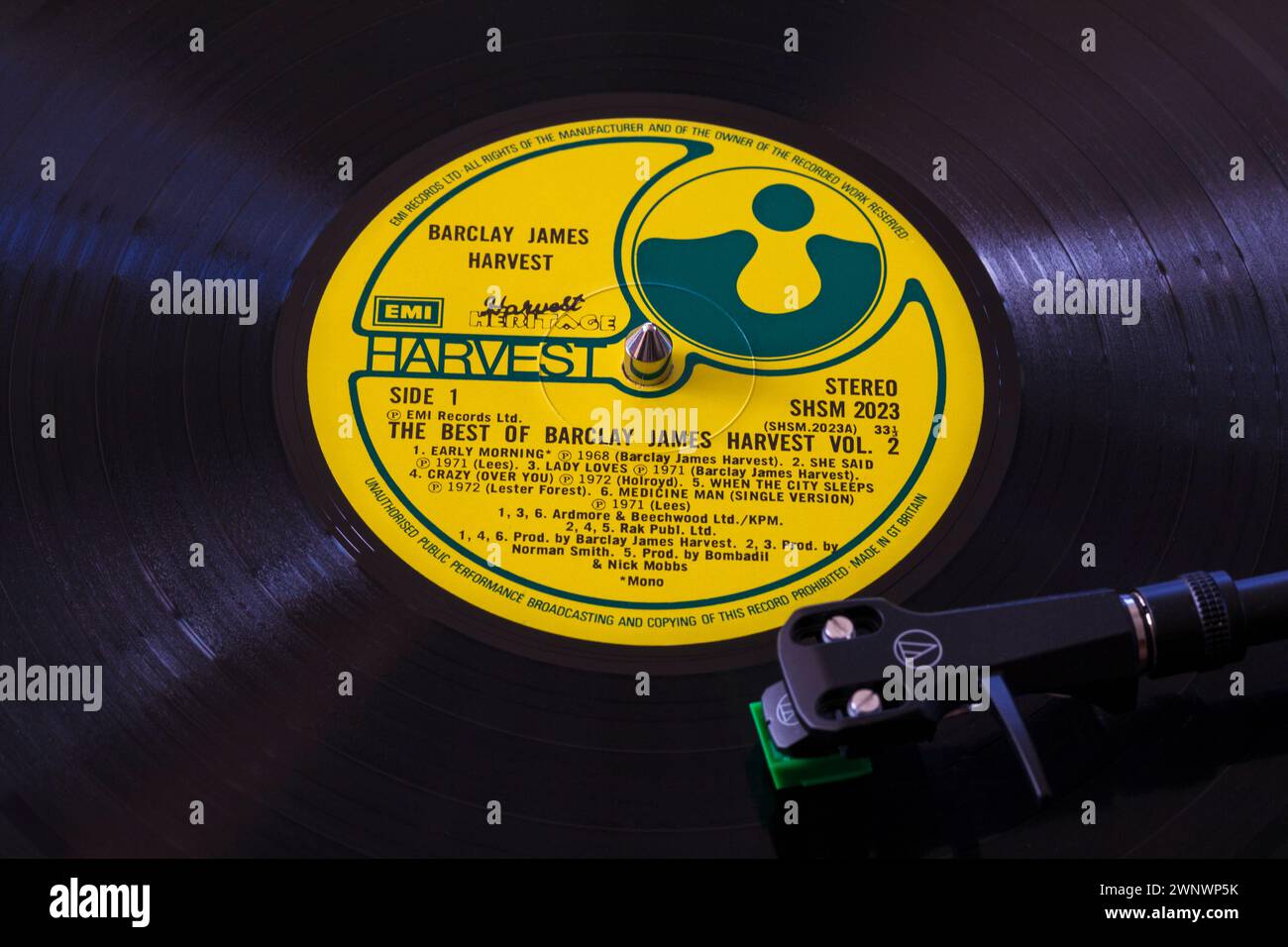 The Best of Barclay James Harvest Volume 2 Vinyl-Album-LP mit Tonarm, Kartusche, Kopfschale und Stift auf Plattenspieler - 1979 Stockfoto