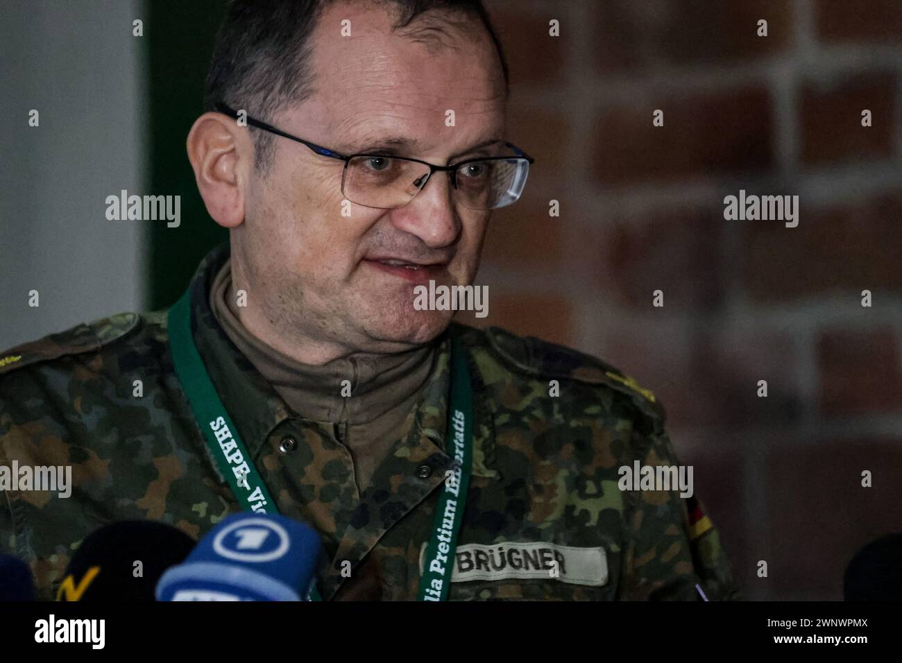 Korzeniewo, Polen am 4. März 2024. General Gunnar Brügner spricht während eines Pressebruchs während der Dragon-24-Übung der NATO, einem Teil der standhaften Defender-24-Übung. An den standhaften Defender-2-Übungen, die hauptsächlich in Mitteleuropa stattfinden werden, werden rund 90.000 Soldaten aus allen NATO-Ländern sowie Schweden teilnehmen. Ihr Ziel ist es, Verteidigungsfähigkeiten gegen Aggressionen abzuschrecken und zu präsentieren. Stockfoto