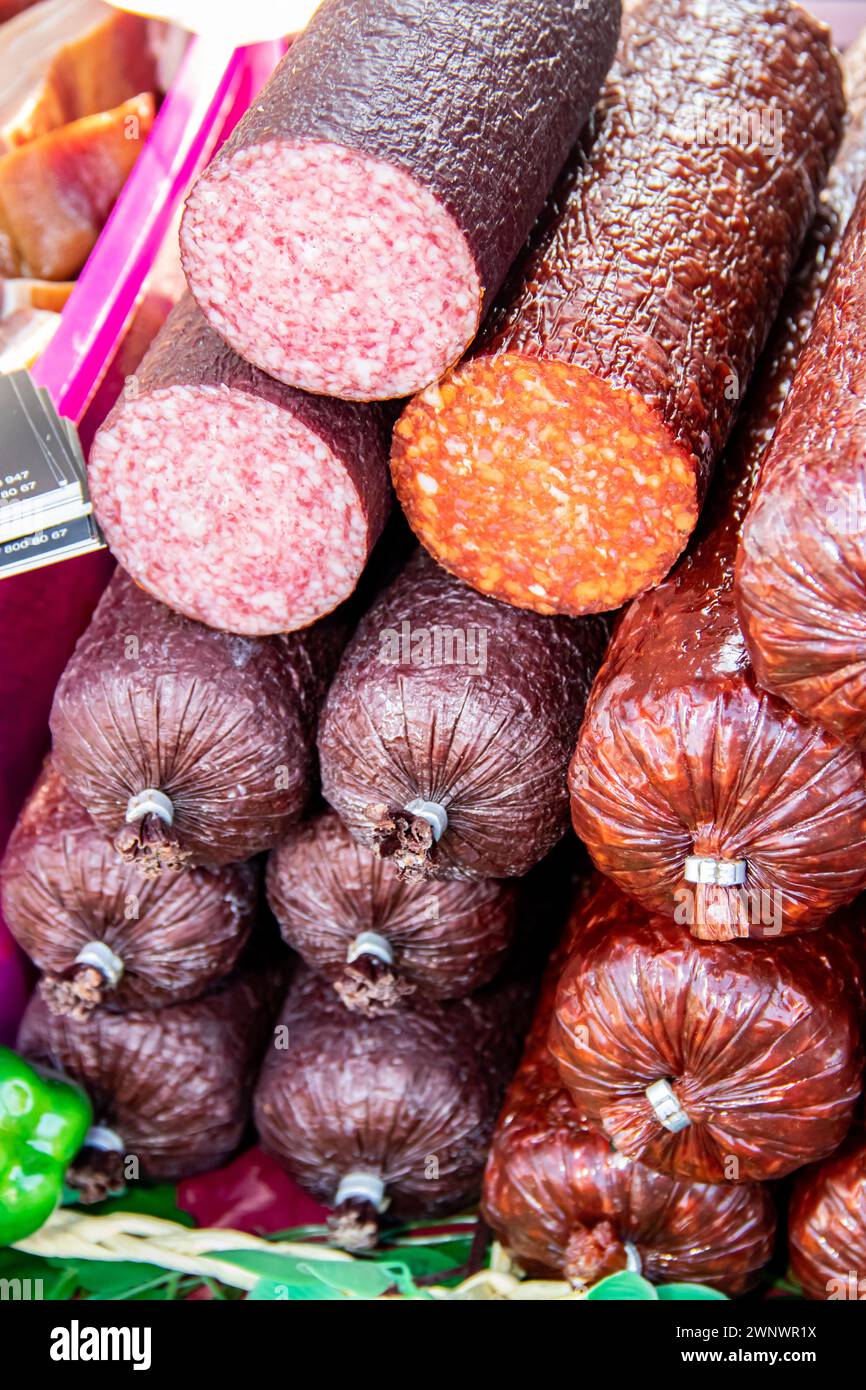 Serbische traditionell hergestellte und rauchgetrocknete Würstchen auf einem Bauernmarkt im Dorf Kacarevo, jährliches Festival mit Gastro-Speck und Trockenfleischprodukten Stockfoto
