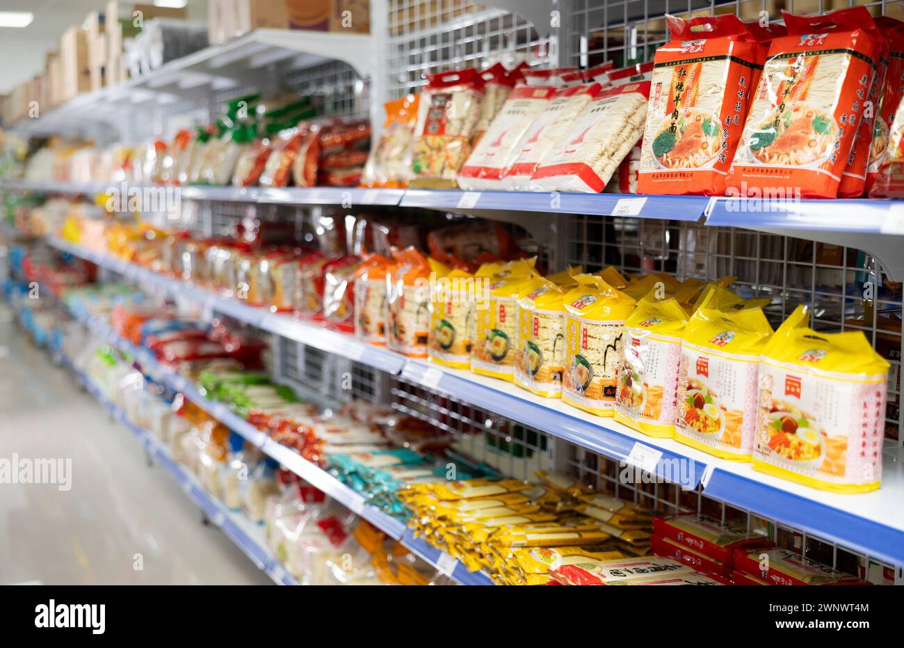 Verschiedene Nudelpakete in den Regalen des ASIN-Supermarkts in Reus Stockfoto