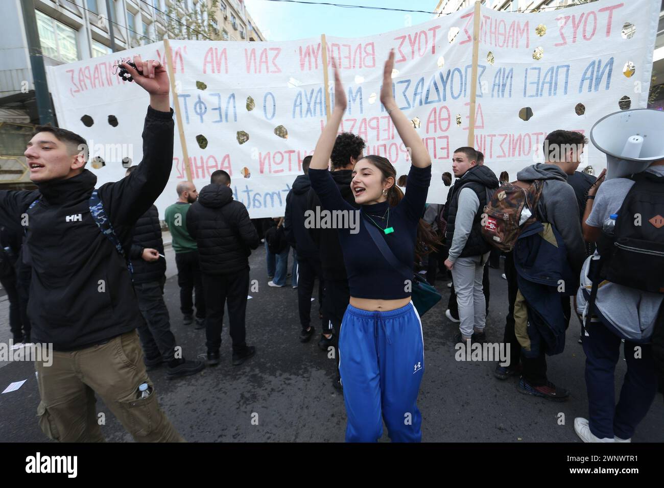 Tausende griechischer Studenten versammelten sich am Donnerstag in Athen und anderen Städten, um gegen geplante Bildungsreformen zu protestieren, die die Einführung privater Universitäten im Land ermöglichen würden. Stockfoto