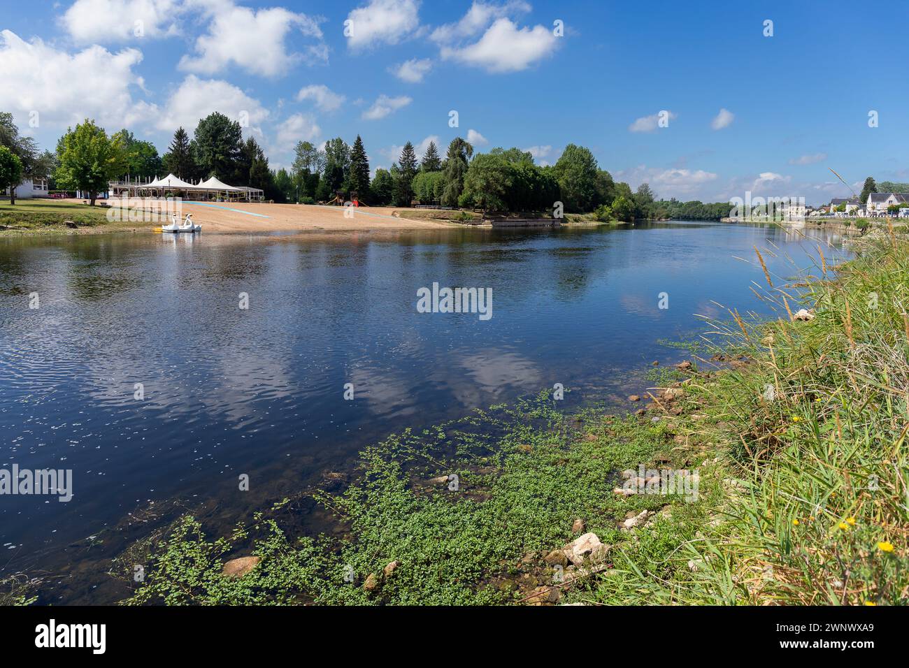 Europa, Frankreich, Centre-Val de Loire, Montrichard, Blick auf den Cher und Plage de Montrichard Stockfoto