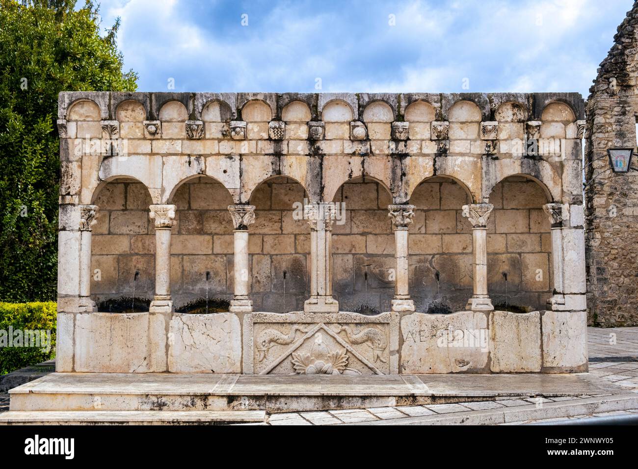 Die Fontana Fraterna ist das monumentale Brunnensymbol der Stadt Isernia. Isernia, Molise, Italien, Europa. Stockfoto