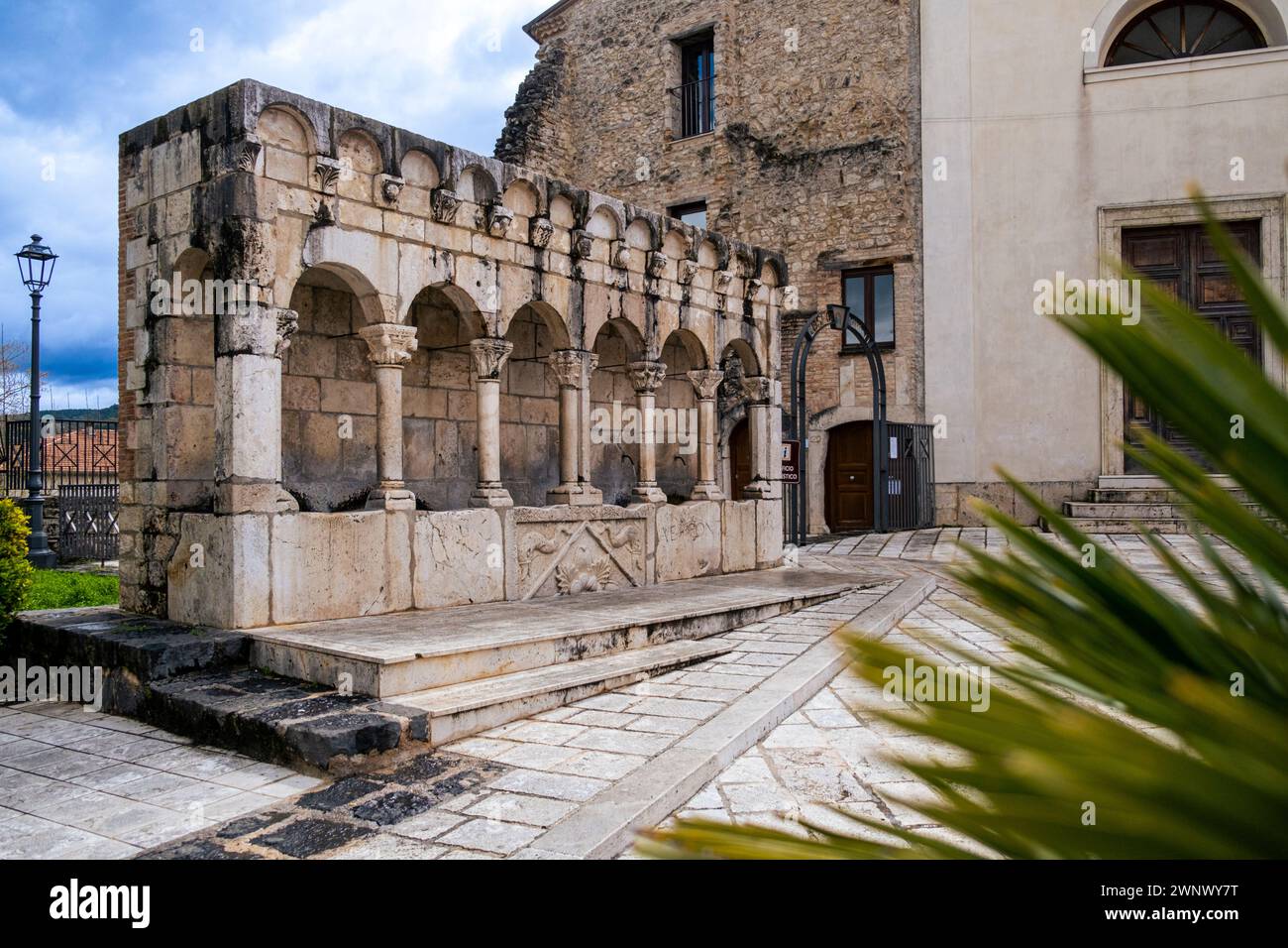 Die Fontana Fraterna ist das monumentale Brunnensymbol der Stadt Isernia. Isernia, Molise, Italien, Europa. Stockfoto