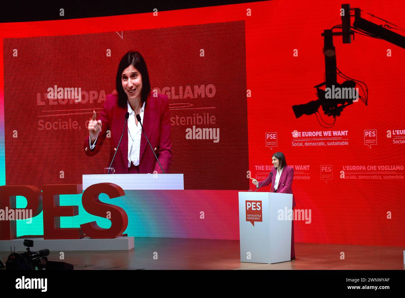 Rom. März 2024. Der Vorsitzende der Italienischen Demokratischen Partei (PD) Elly Schlein winkt am Ende des Wahlkongresses der Partei der europäischen Sozialisten (SPE) vor den bevorstehenden Europawahlen 2024 am 2. März 2024 in Rom. Quelle: dpa/Alamy Live News Stockfoto