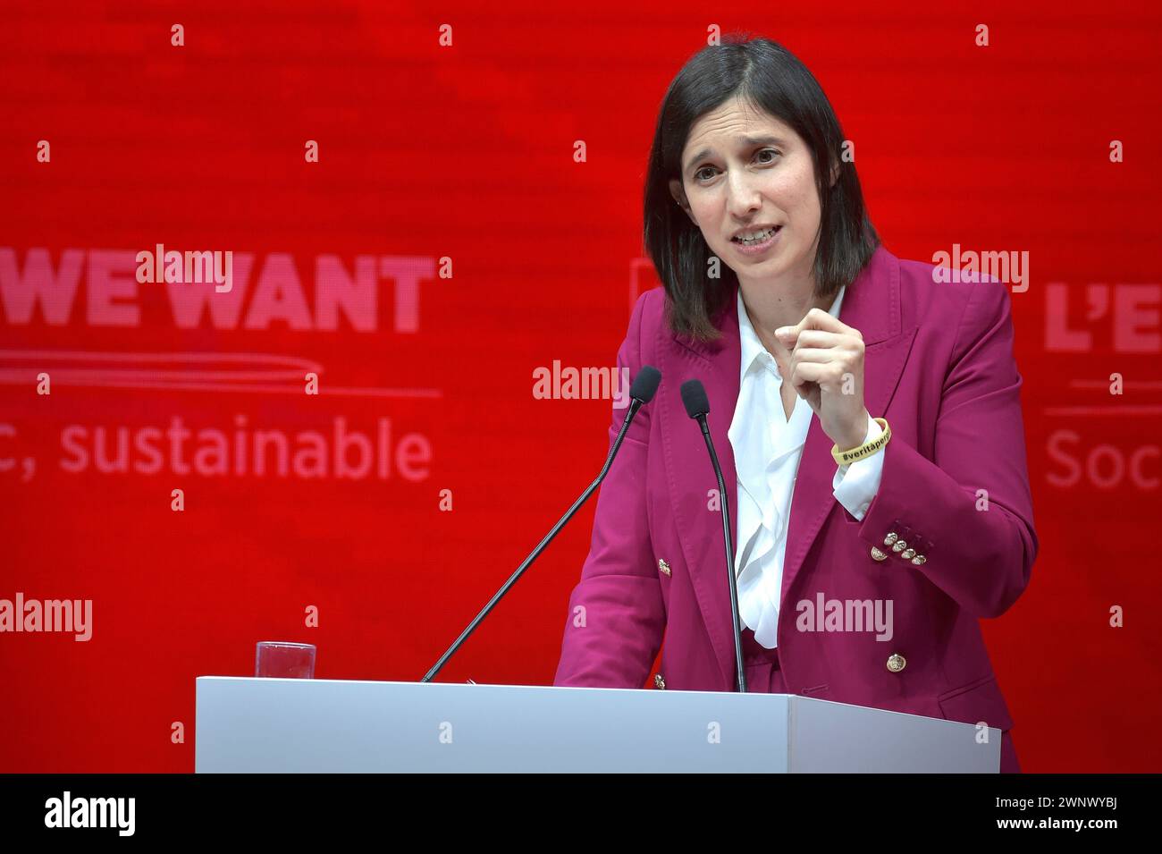 Rom. März 2024. Der Vorsitzende der Italienischen Demokratischen Partei (PD) Elly Schlein winkt am Ende des Wahlkongresses der Partei der europäischen Sozialisten (SPE) vor den bevorstehenden Europawahlen 2024 am 2. März 2024 in Rom. Quelle: dpa/Alamy Live News Stockfoto