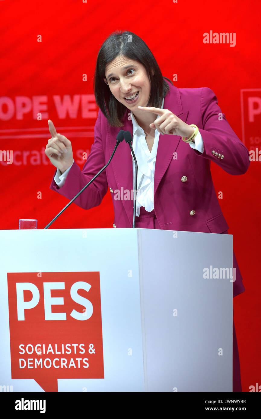 Rom. März 2024. Der Vorsitzende der Italienischen Demokratischen Partei (PD) Elly Schlein winkt am Ende des Wahlkongresses der Partei der europäischen Sozialisten (SPE) vor den bevorstehenden Europawahlen 2024 am 2. März 2024 in Rom. Quelle: dpa/Alamy Live News Stockfoto