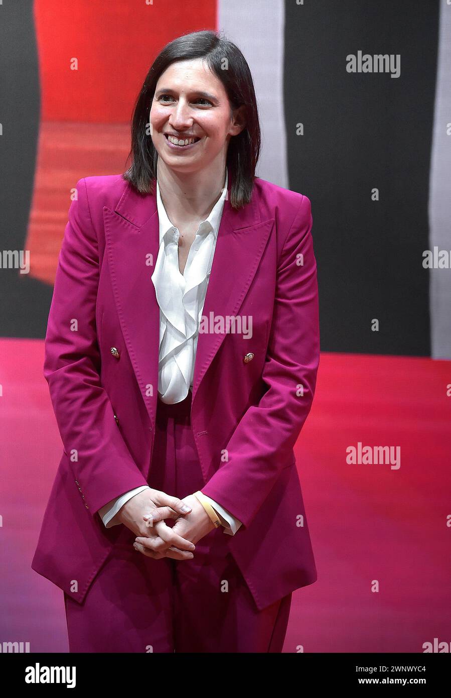 Rom. März 2024. Der Vorsitzende der Italienischen Demokratischen Partei (PD) Elly Schlein winkt am Ende des Wahlkongresses der Partei der europäischen Sozialisten (SPE) vor den bevorstehenden Europawahlen 2024 am 2. März 2024 in Rom. Quelle: dpa/Alamy Live News Stockfoto