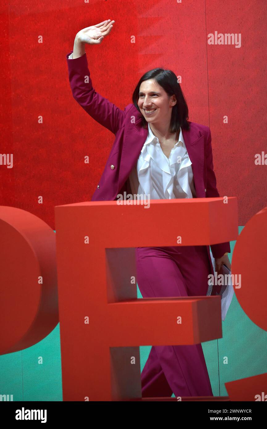 Rom. März 2024. Der Vorsitzende der Italienischen Demokratischen Partei (PD) Elly Schlein winkt am Ende des Wahlkongresses der Partei der europäischen Sozialisten (SPE) vor den bevorstehenden Europawahlen 2024 am 2. März 2024 in Rom. Quelle: dpa/Alamy Live News Stockfoto