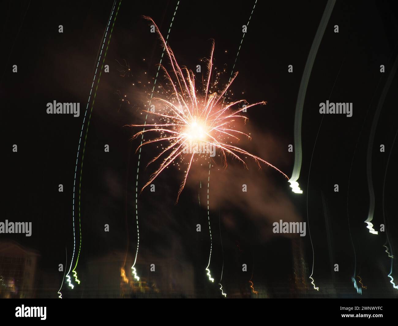 Feuerwerk am Nachthimmel. Bunte Feuerblitze auf schwarzem Hintergrund. Symbol für Feiern, Festivals oder Siege. Explosionen von Feuer und Funken in Stockfoto