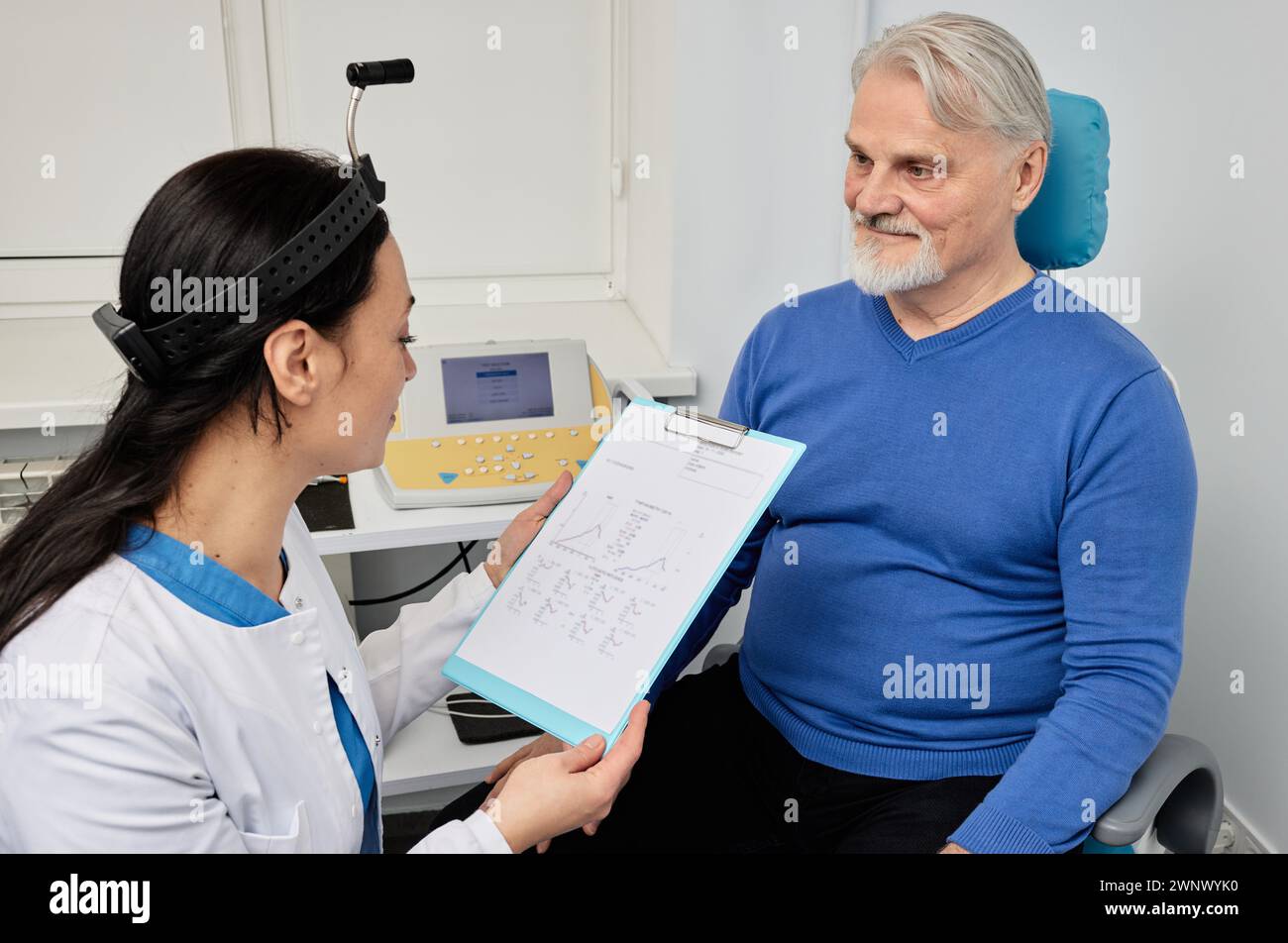 Erfahrener Audiologe, der im Audiologiezentrum einen Seniorpatienten mit Hörproblemen konsultiert. Hörarztkonsultation Stockfoto