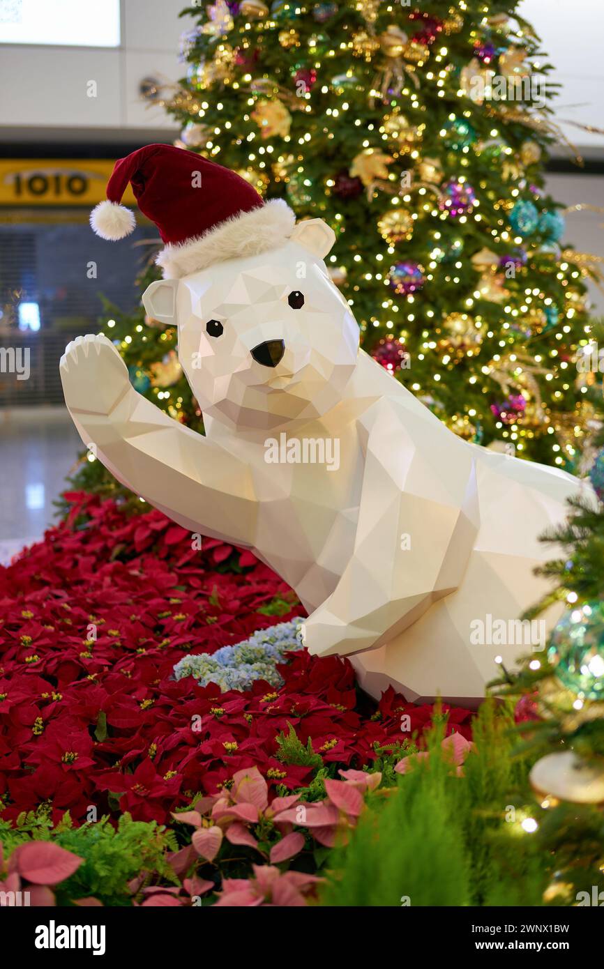 HONGKONG, CHINA - 08. DEZEMBER 2023: Weihnachtsdekoration im internationalen Flughafen Hongkong. Stockfoto