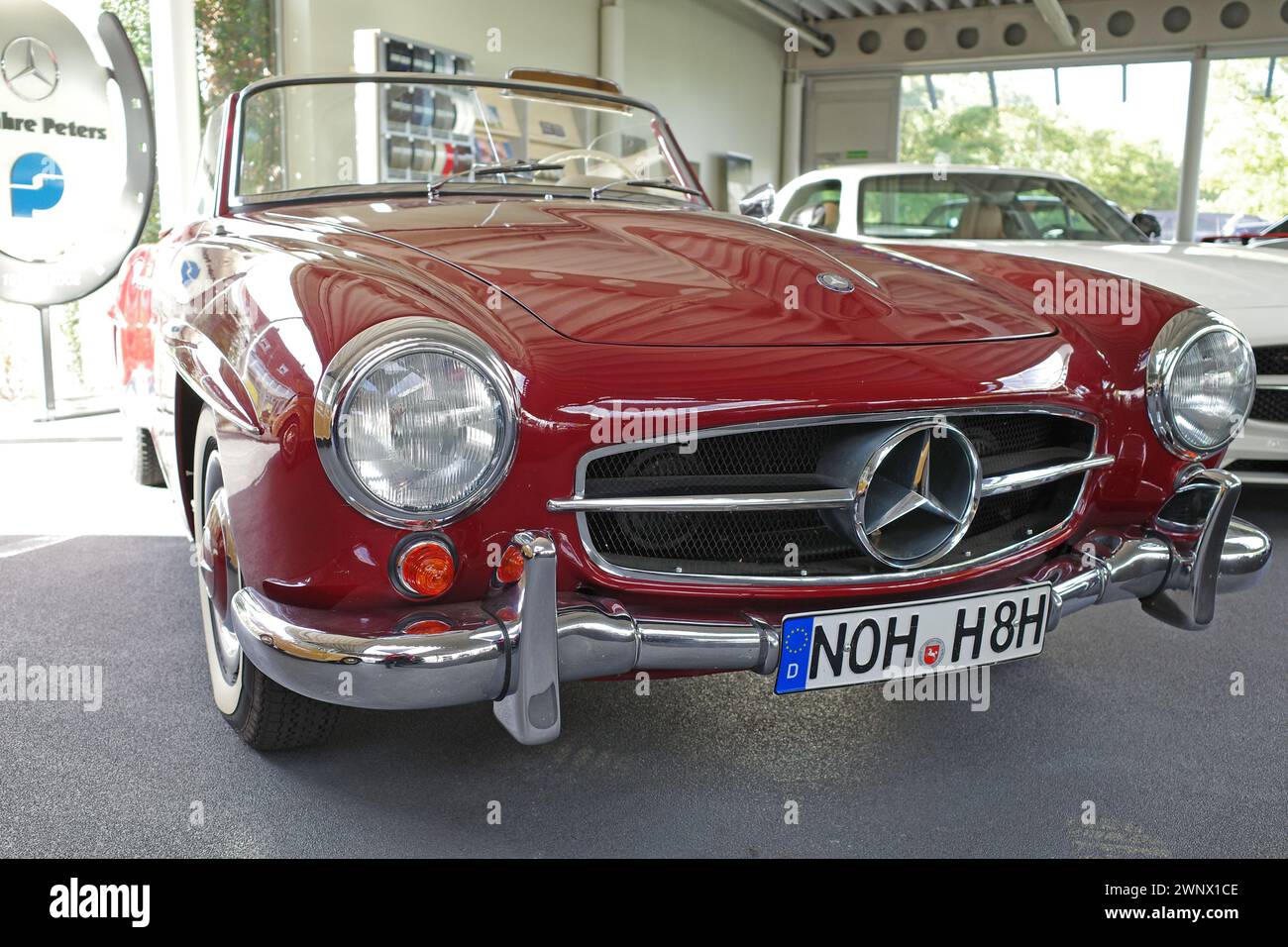 Itterbeck, Deutschland - 1. November 2022 Vorderseite eines roten Mercedes-Benz 190 SL Stockfoto