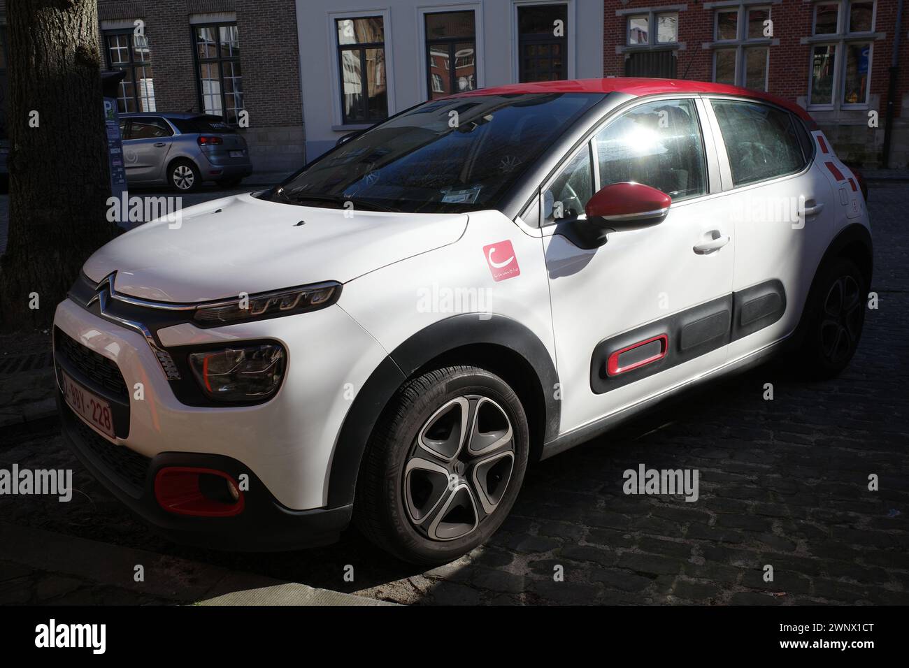 Brügge, Belgien - 27. Februar 2024 Ein weißer Citroën C3 aus Cambio Carsharing. Ein markantes Auto Stockfoto