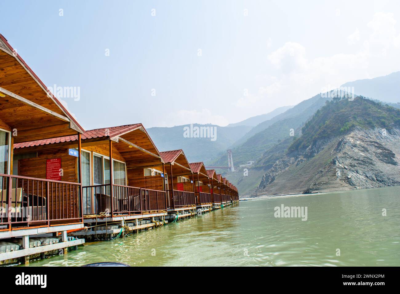 Schwimmende Hütten am tehri See, schwimmendes Resort am tehri See, Uttarakhand, Indien. Malediven von indien. Tehri See in Uttarakhand, indien Stockfoto