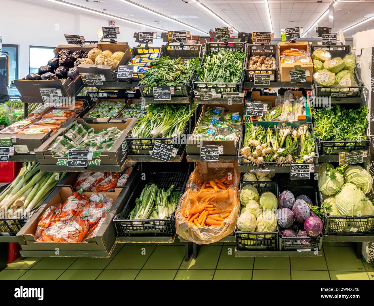 Italien - 4. März 2024: Gemüse in Kisten am Stand zum Verkauf im italienischen Supermarkt Stockfoto