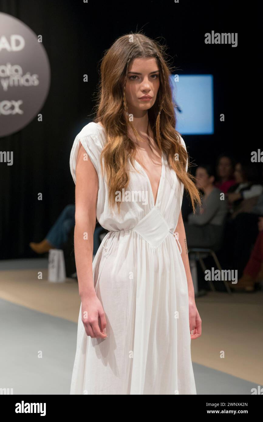 Das Mitglied der Adlib Ibiza Fashion Group, Vintage Ibiza, präsentierte ihre Kollektion auf dem Catwalk während des Salon de Moda en Madrid, MOMAD2024 auf der IFEMA, Madrid Spanien, 9. Februar 2024. Stockfoto