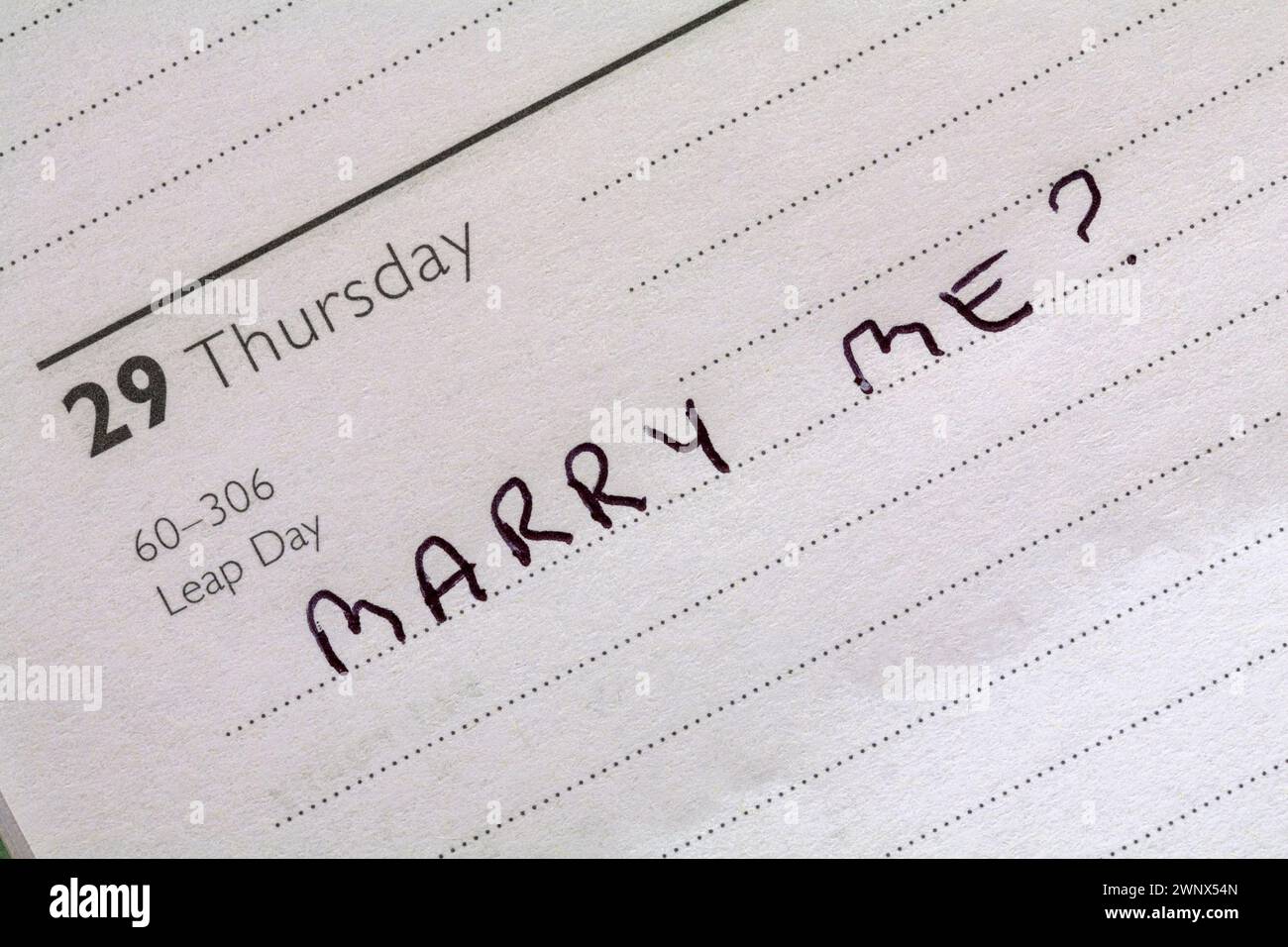 29. Februar Schaltjahr mit Nachricht heiraten? In Tagebuch geschrieben - Vorschlag für Schaltjahr Stockfoto