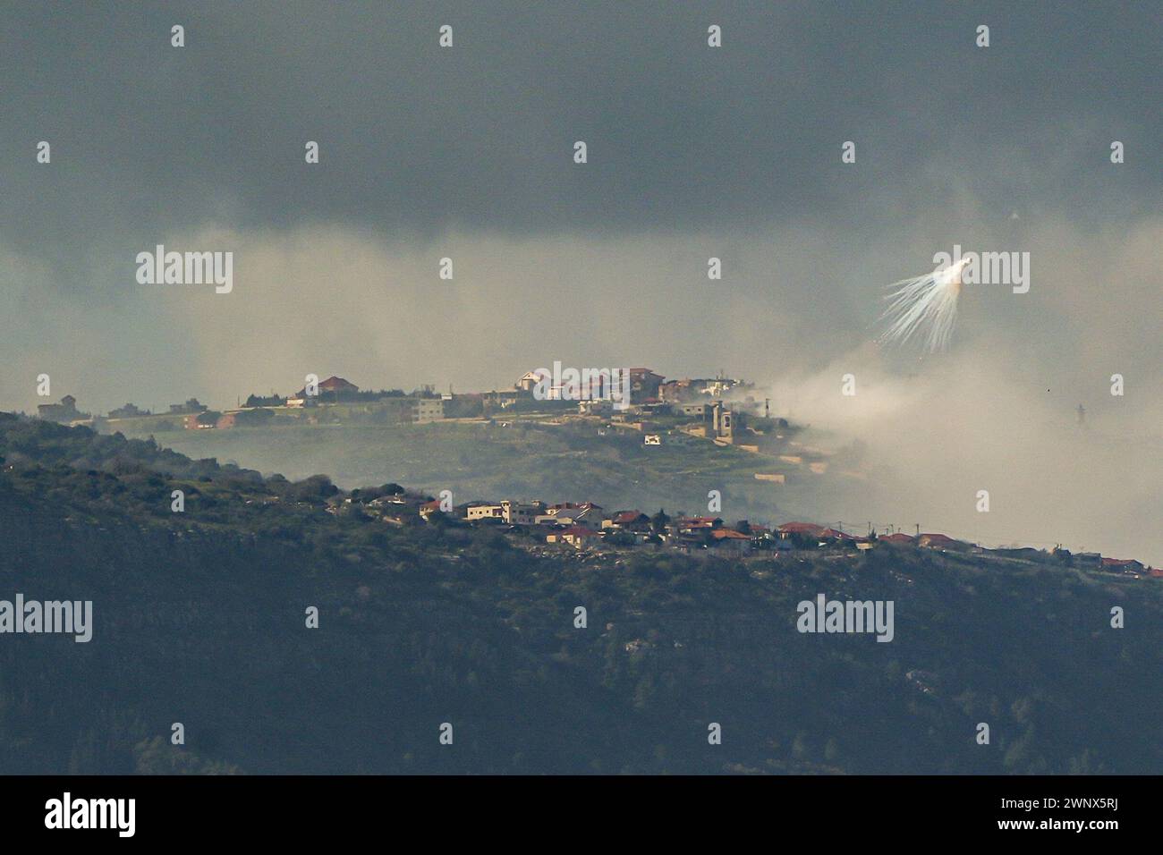 (240304) -- GRENZE ZWISCHEN ISRAEL und LIBANON, 4. März 2024 (Xinhua) -- Rauch steigt aus dem libanesischen Dorf Markaba als Folge der israelischen Bombardierung am 4. März 2024 im Südlibanon neben der Grenze zu Israel auf. Ein indischer Staatsangehöriger wurde am Montag im Norden Israels durch einen Raketenabwehrangriff der Hisbollah im Libanon getötet und sieben weitere verletzt, sagten israelische Quellen. Die israelische Armee reagierte, indem sie Panzer- und Artilleriefeuer auf die Quelle des Raketenangriffs feuerte, so ein israelischer Militärsprecher. (Ayal Margolin/JINI über Xinhua) Stockfoto