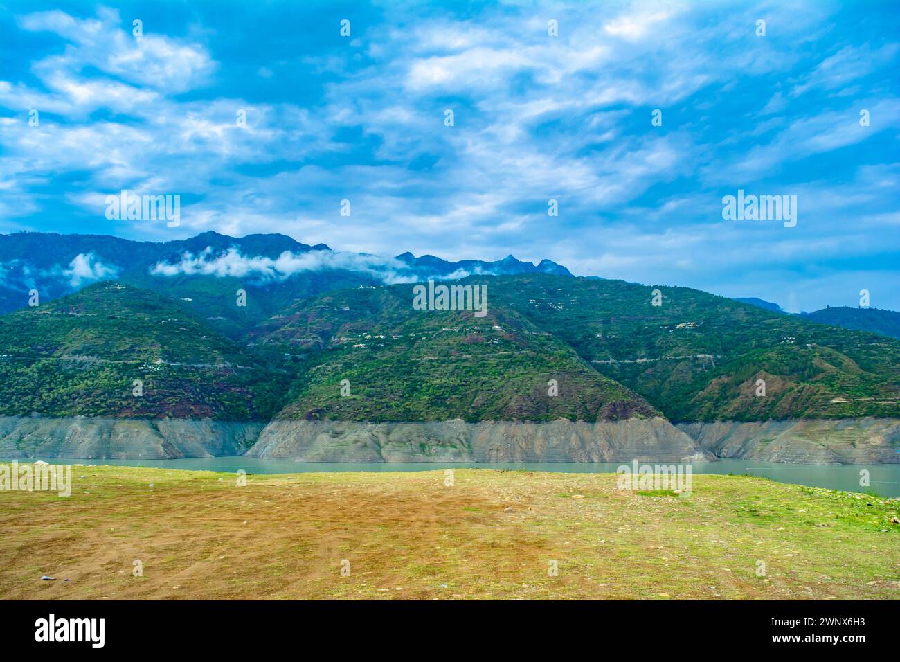 Tehri Lake umgeben von Bergen in Uttarakhand, indien, ist der Tehri Lake ein künstlicher Stausee. Tehri-Staudamm, der höchste Staudamm Indiens und der Tehri-Staudamm Stockfoto