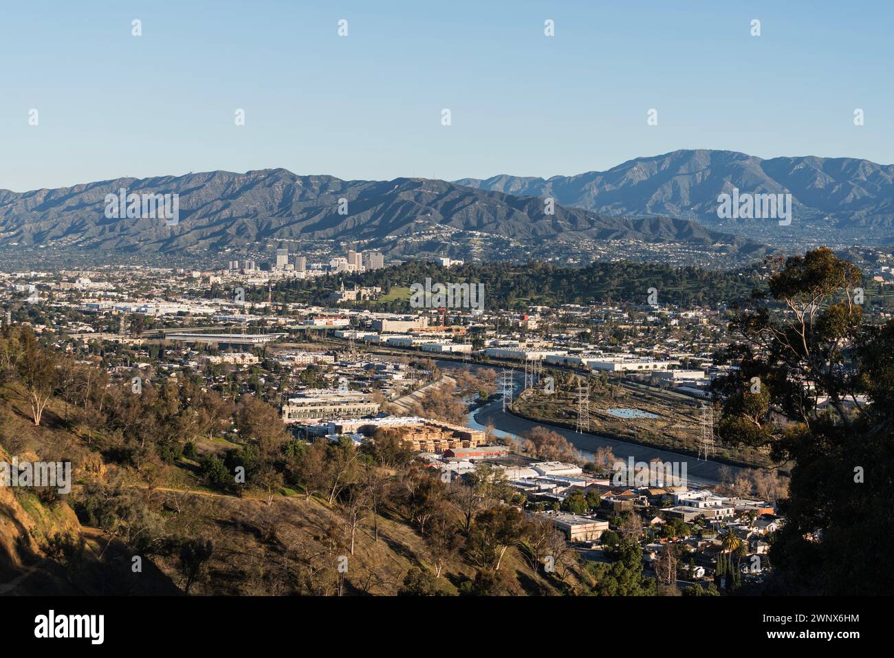 Blick auf den Hügel in Richtung Glendale und Cypress Park Elysian Valley, Atwater Village Viertel in Los Angeles, Kalifornien. Stockfoto