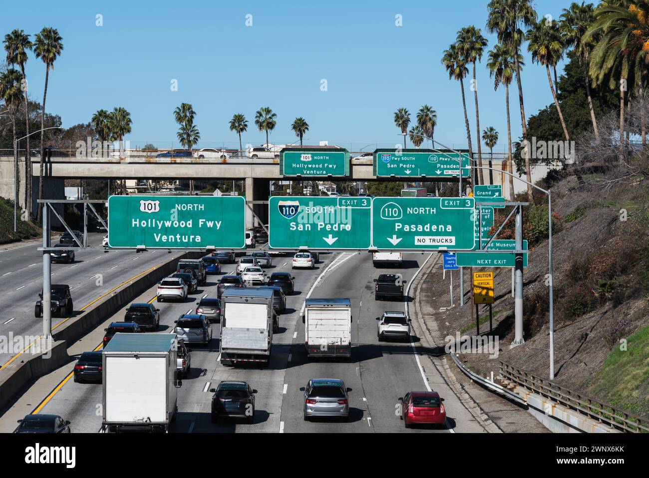 Blick auf den Verkehr von Los Angeles und die Autobahnschilder am Autobahnkreuz Hollywood 101 mit den Freeways Pasadena und Harbor 110. Stockfoto