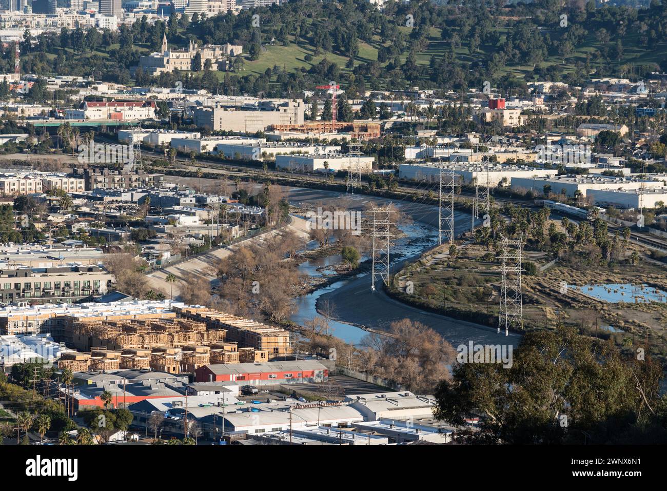 Tele-Ansicht des Los Angeles, der durch Glassell Park und Glendale in Südkalifornien führt. Stockfoto