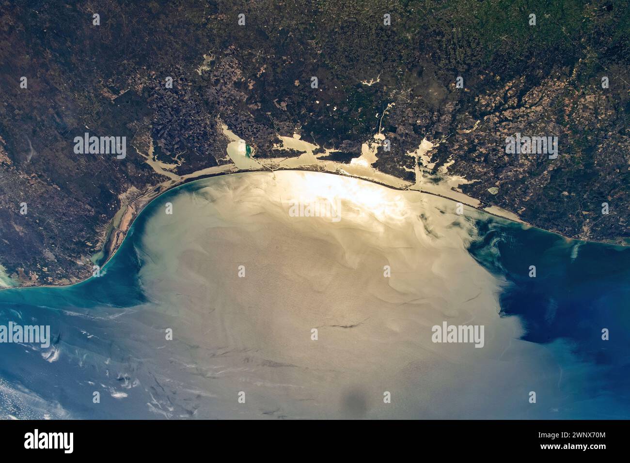 Sonnenlicht reflektierende Küste in der Nähe von Victoria, Texas, USA. Digitale Bildverbesserung durch die NASA Stockfoto