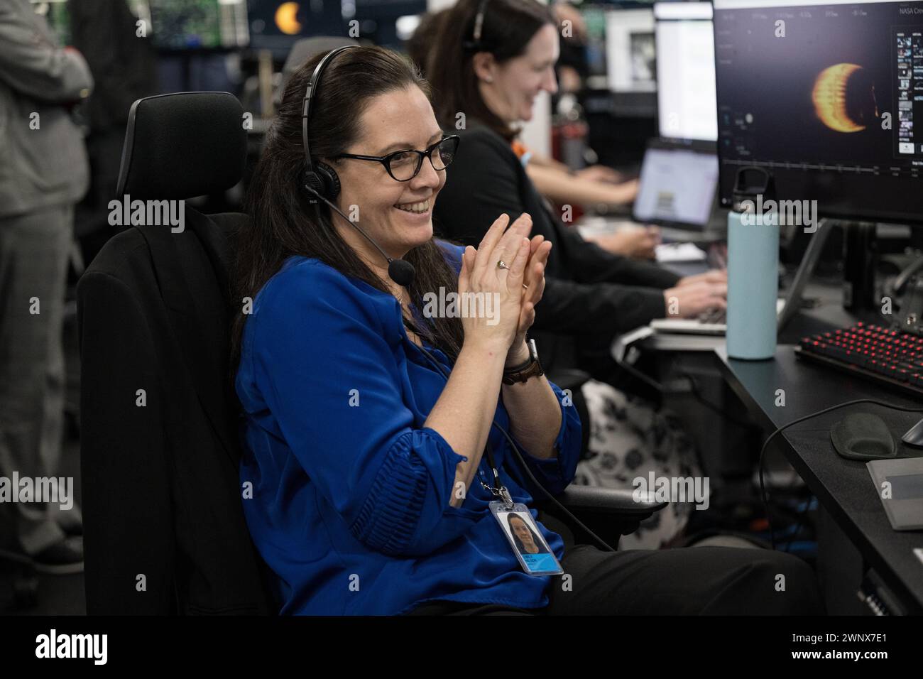 Cape Canaveral, Vereinigte Staaten von Amerika. März 2024. Die Flugdirektorin der NASA, Emily Nelson, applaudiert aus dem Kontrollraum von HangarX, als die SpaceX Falcon 9-Rakete am 3. März 2024 erfolgreich im Kennedy Space Center in Cape Canaveral, Florida, abhebt. Die Rakete transportiert die NASA-SpaceX-Crew-8-Mission zur Internationalen Raumstation. Quelle: Aubrey Gemignani/NASA/Alamy Live News Stockfoto