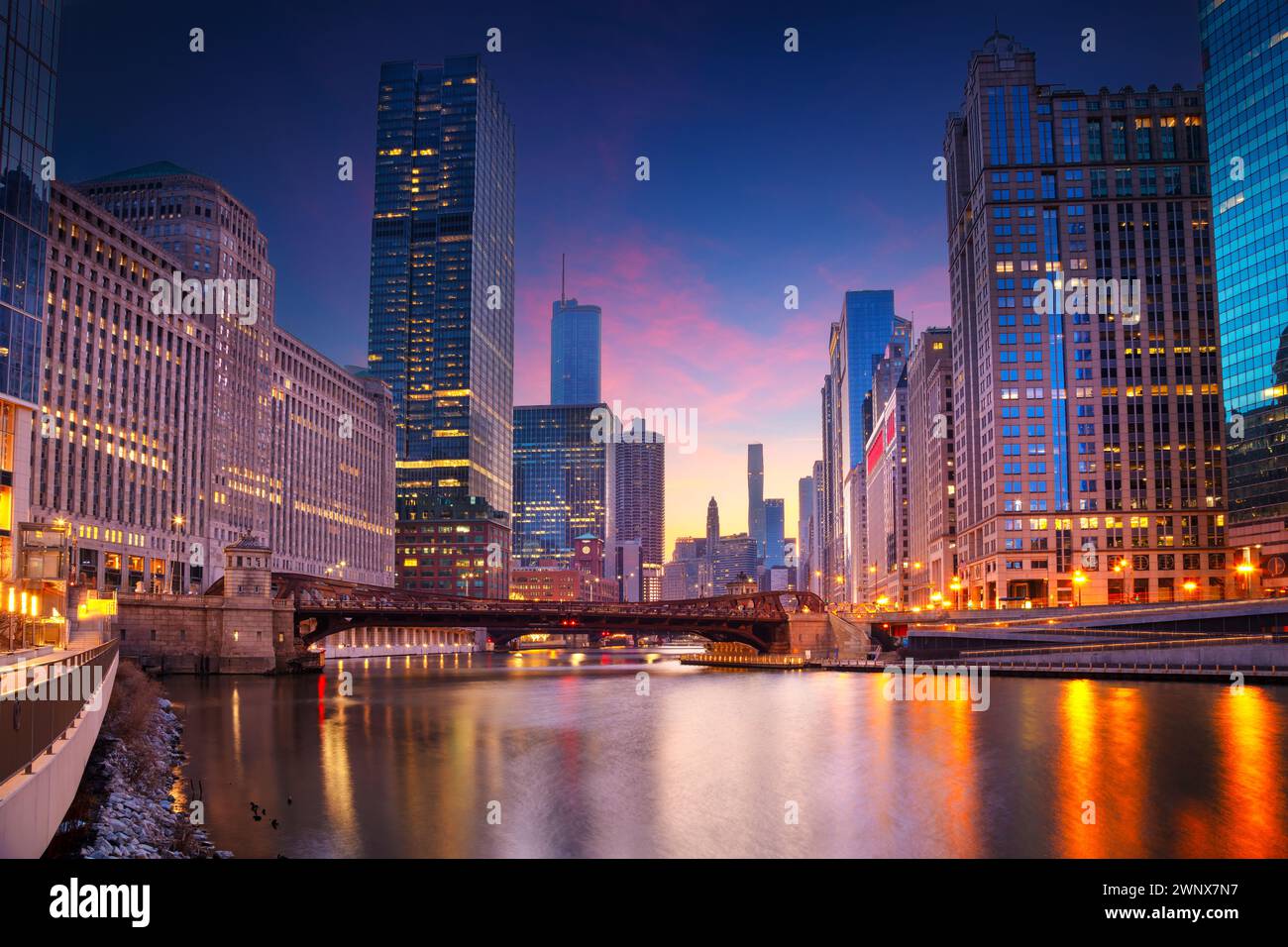 Chicago, Illinois, USA. Stadtbild der Skyline von Chicago bei schönem Sonnenaufgang im Frühling. Stockfoto