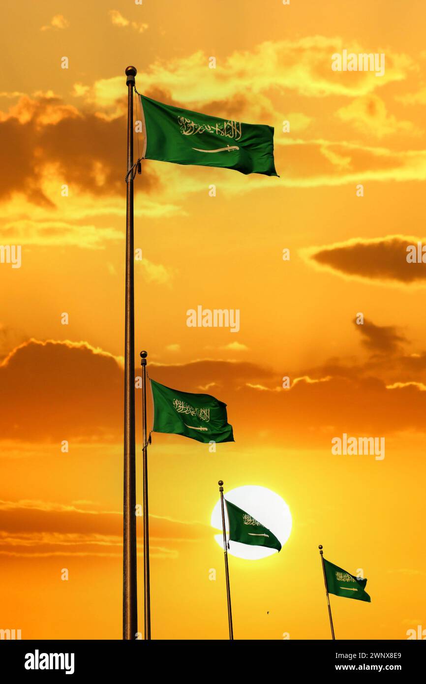 Saudiarabische Nationalflagge winkt bei Sonnenuntergang. Islamische Religionsflagge. Stockfoto