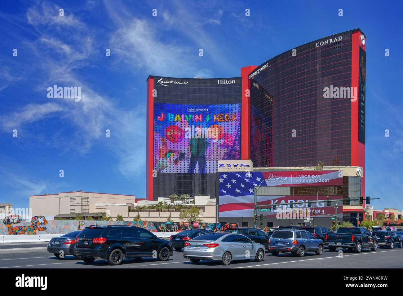 Nevada USA, 5. September 2021 Stadtbild der Frontfassade des neuen Hotels der Firma Hilton Resorts World am 3000 S Las Vegas Blvd Stockfoto