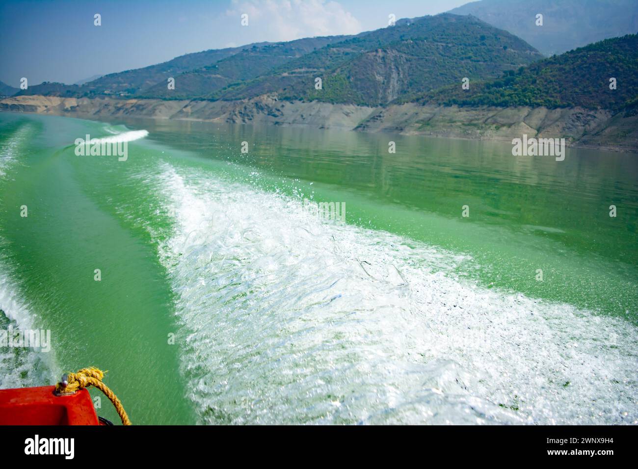 Tehri-See, Wasseroberfläche hinter einem Schnellboot im Tehri-See. Fahren Sie auf der Wasseroberfläche hinter dem Schnellboot. Rückansicht der Wellen hinter dem Spee Stockfoto