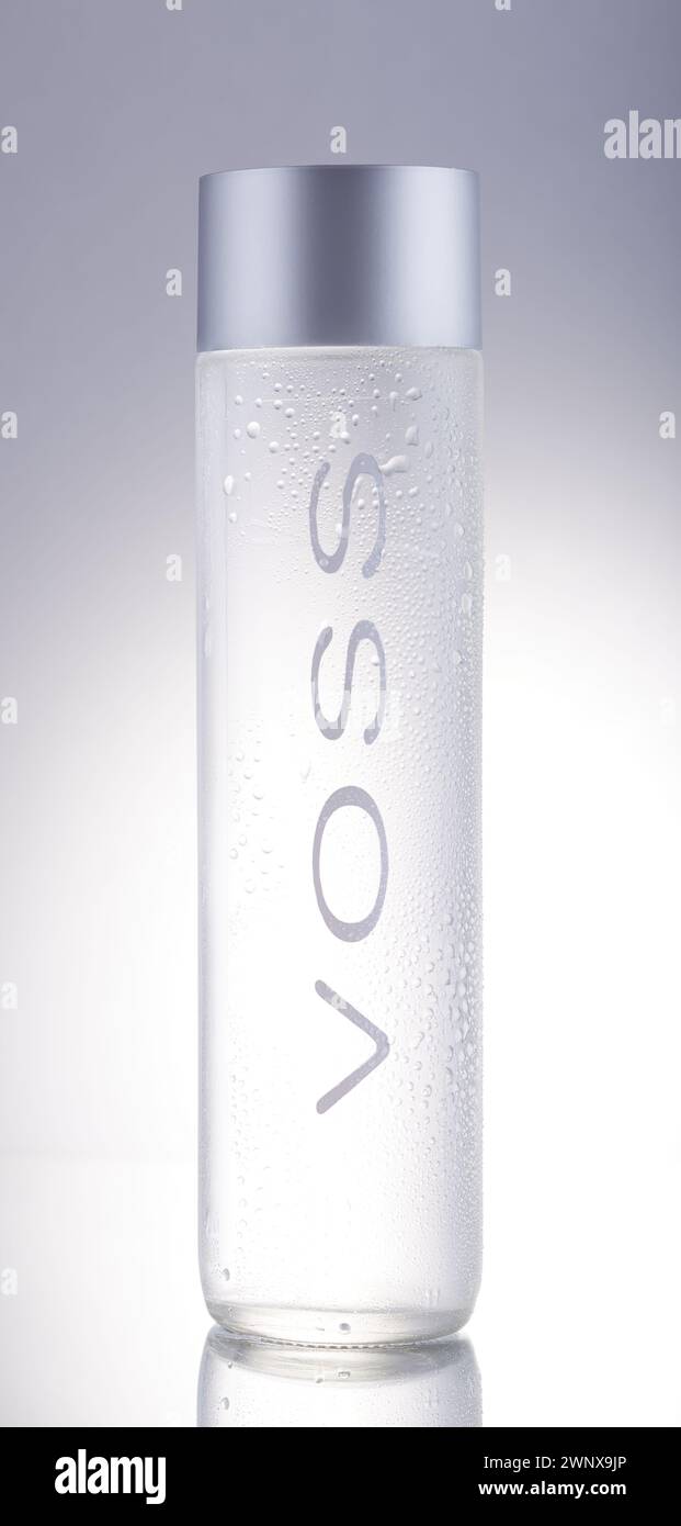 Mansfield, Nottingham, Großbritannien, 4. März 2024: Studio-Produktbild einer Flasche Voss-Wasser. Stockfoto