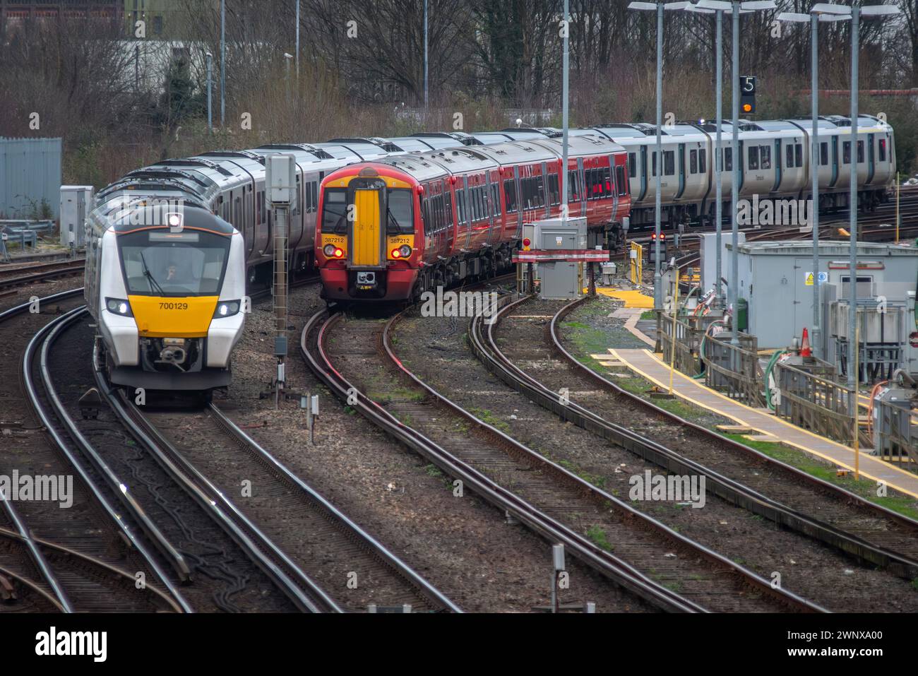 Brighton, 4. März 2024: Zug verlässt den Bahnhof Brighton auf der Strecke Richtung Norden nach London Stockfoto