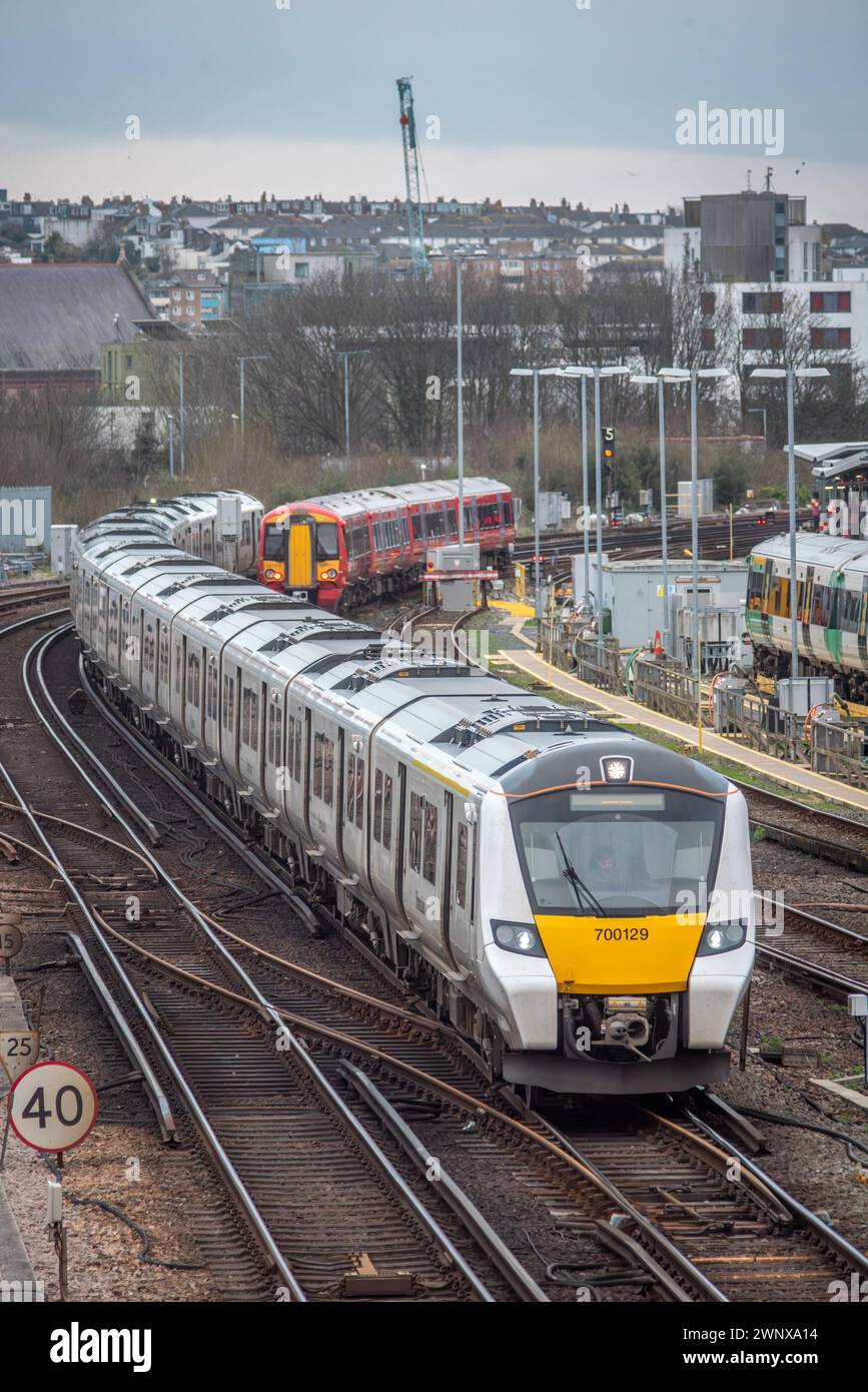 Brighton, 4. März 2024: Zug verlässt den Bahnhof Brighton auf der Strecke Richtung Norden nach London Stockfoto