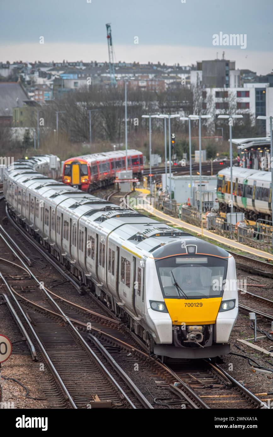 Brighton, 4. März 2024: Zug verlässt den Bahnhof Brighton auf der Strecke Richtung Norden nach London Stockfoto