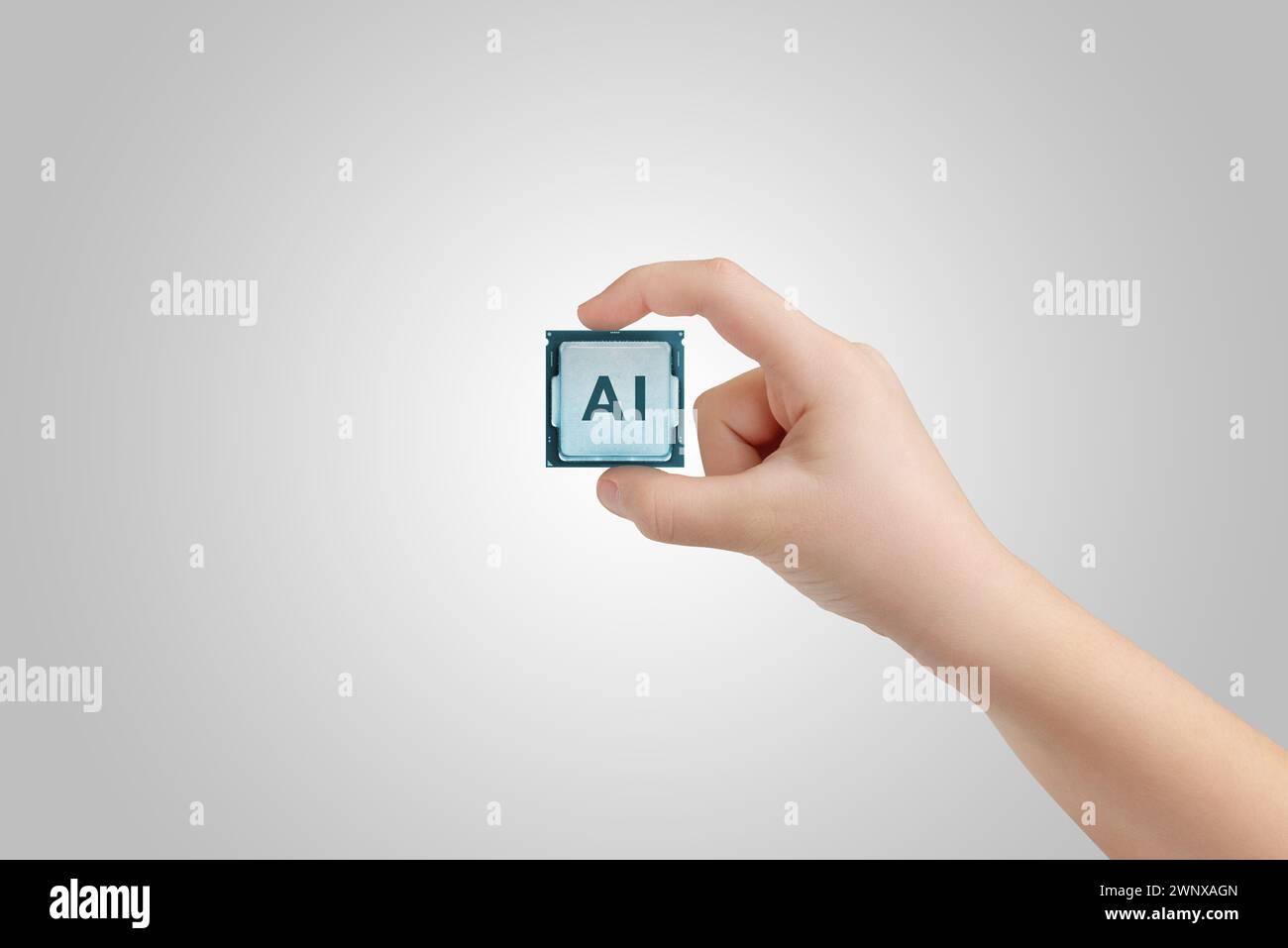 Hand hält KI-Chip. Symbolisiert Fortschritte in der KI-Technologie und der Entwicklung von maschinellem Lernen Stockfoto