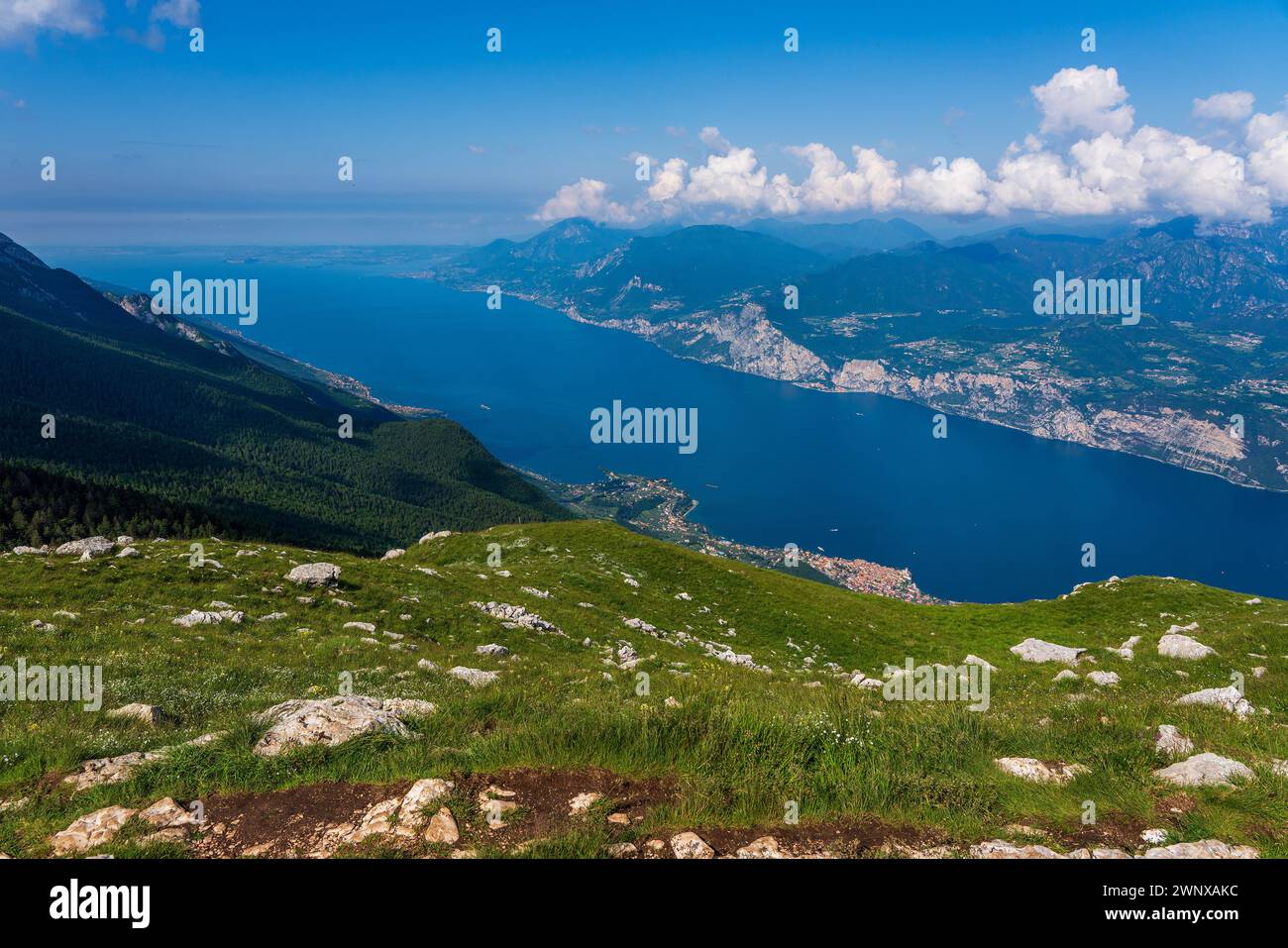 Panoramablick vom Monte Baldo auf dem Gardasee in der Nähe von Malcesine in Italien. Stockfoto