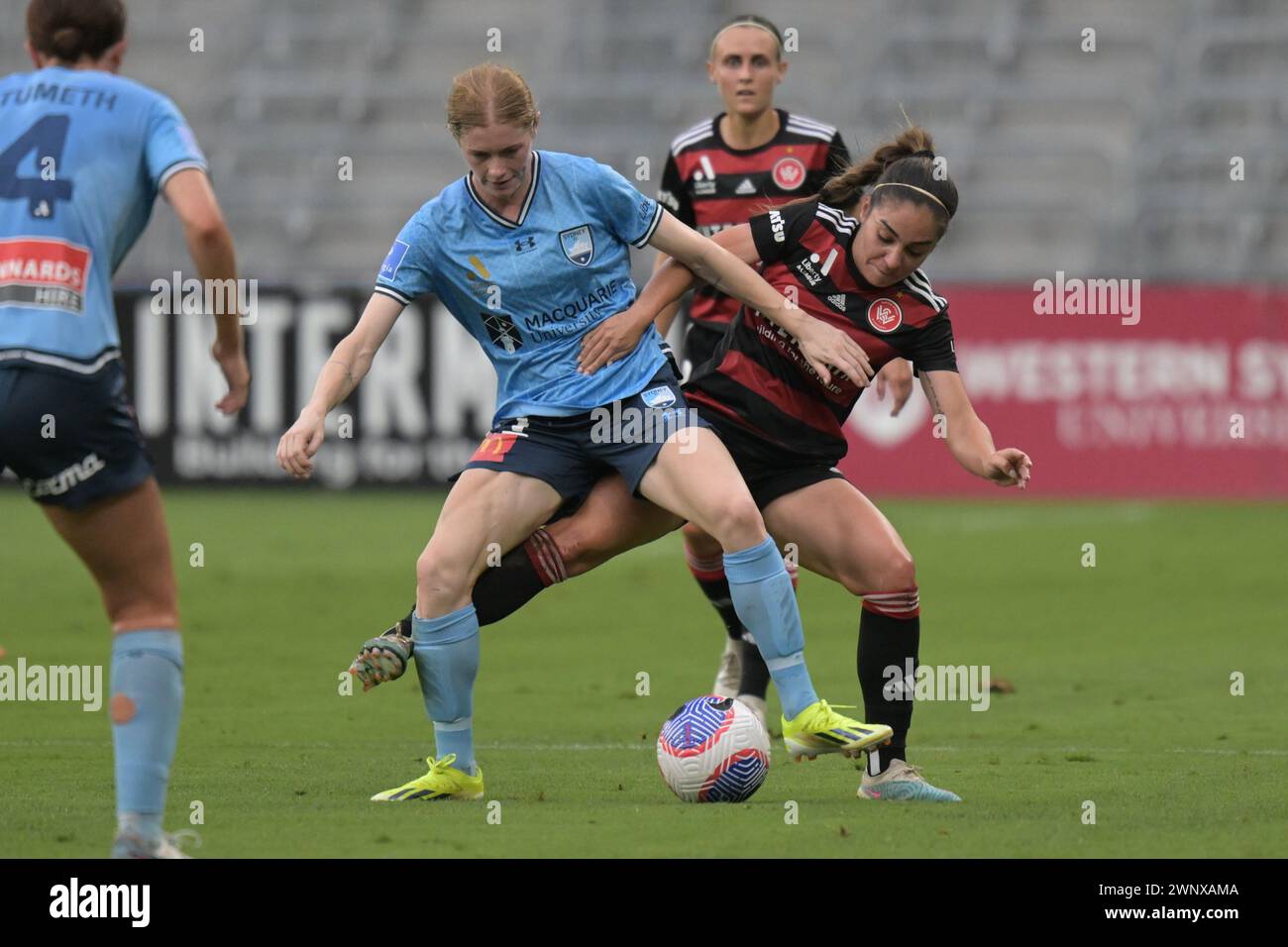 Parramatta, Australien. März 2024. Cortnee Brooke Vine (L) vom Sydney FC Team und Melissa Caceres (R) vom Western Sydney Wanderers FC sind während des Spiels der Liberty A-League 2023/24 in der Runde 18 zwischen Western Sydney Wanderers FC und Sydney FC im CommBank Stadium in Aktion. Endstand Sydney FC 2:0 Western Sydney Wanderers. (Foto: Luis Veniegra/SOPA Images/SIPA USA) Credit: SIPA USA/Alamy Live News Stockfoto