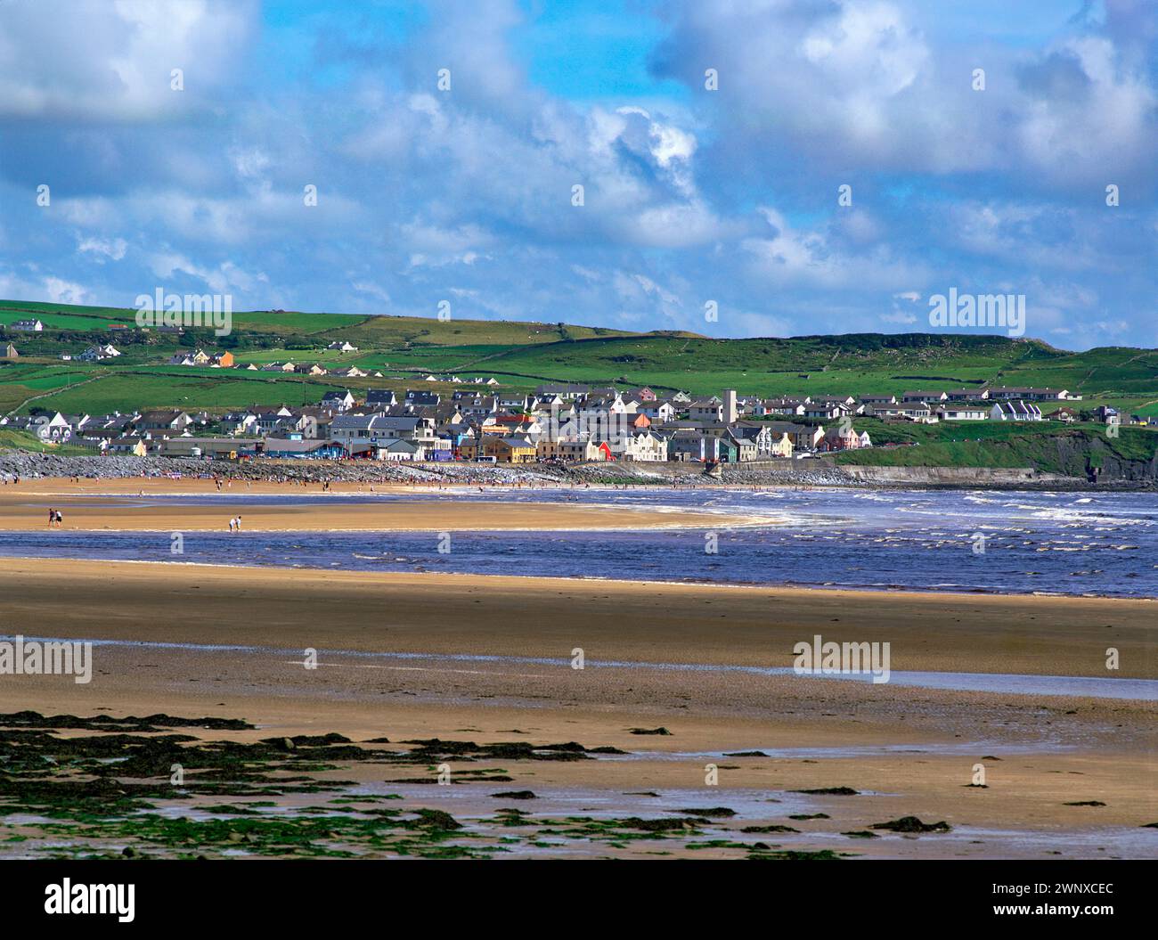 Blick über den Strand in Richtung Lahinch, County Clare, Irland Stockfoto